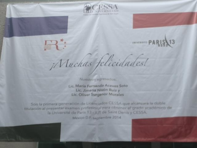 Banderole de félicitations aux étudiants.