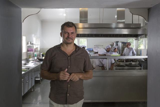 François Stoupan forme des jeunes birmans à la cuisine et en salle, dans l'école qu'il a ouverte à Yangon.