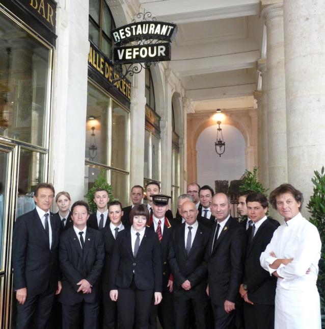 L'équipe de salle : Premier rang : le directeur de salle Christian David, Patrick, Maëlle, Jean-Marc, Romain, Clément et le chef Guy Martin. Deuxième rang : Apolline, Sébastien, Anna-Chiara, Pascal (voiturier), Marc, Jean-Luc, et Dorian. Rang du fond : Ya