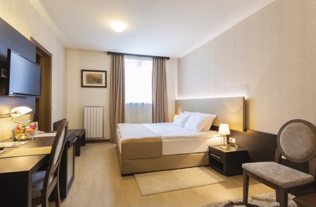 Certains moteurs de réservation permettent de proposer, quelques jours avant l'arrivée du client, un surclassement (payant) si une chambre de catégorie supérieure est disponible.