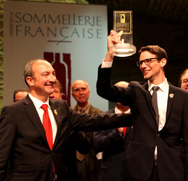 Michel Hermet, président de la sommellerie française, a remis le titre à Jonathan Bauer-Monneret.
