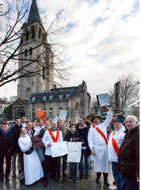 Les chefs réunis place Saint-Germain-des-Prés pour la vente des galettes au profit de l'association des POIC.
