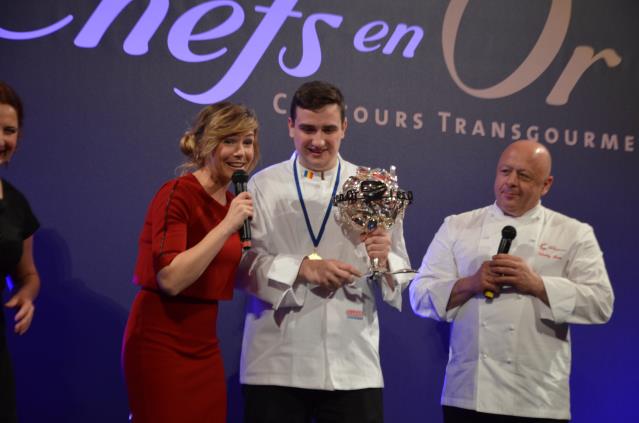 De g à d : Louise Ekland, Emmanuel Mocan, vainqueur des apprentis et le président du concours, Thierry Marx.