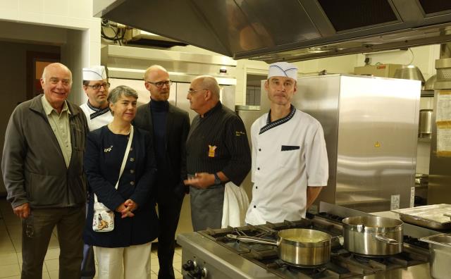 Jean Sartlavert, président de la Louvière, Eric Mallet, chef des cuisines, Christiane Borel, de l'UMIH 15, Gwendal Le Berre, directeur, Louis-Bernard Puech, et Franck Sérieys.