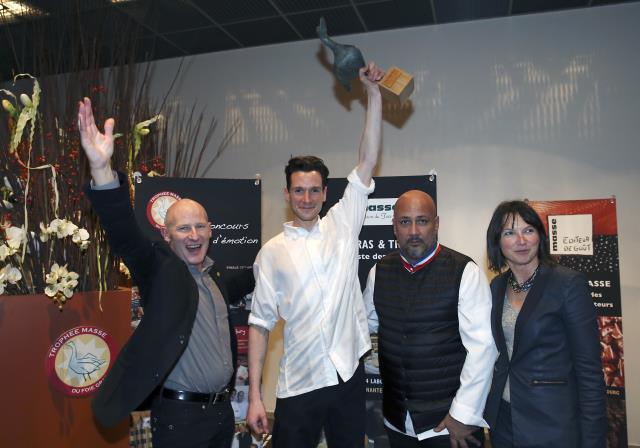 Goeffrey Belin, le lauréat, avec Frédéric Anton, président du jury, entouré de Frédéric et Sabine Masse.