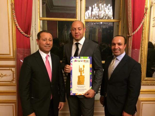 Faouzi Miloud, directeur produit restauration et hôtellerie, Mourad Adli, directeur restaurants Parc et Ludovic Mallac, chef du restaurant Bistrot Chez Rémy reçoivent le prix des Gastronomades, lors d'une cérémonie au Palais du Luxembourg à Paris.