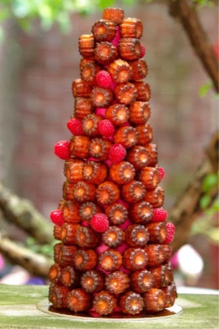 Une pièce montée de cannelés autour de la framboise pour une de ses commandes.