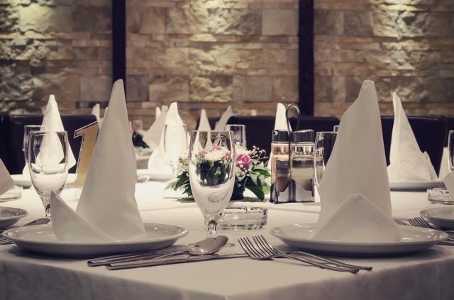 Le client est de moins en moins enclin à téléphoner à plusieurs restaurants pour connaître leur disponibilité : il faut donc lui faciliter la tâche en ouvrant les réservations sur internet.