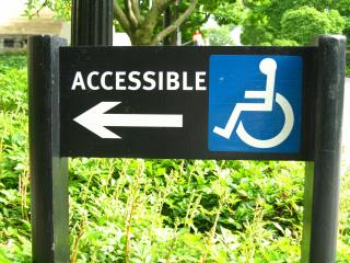 L'accessibilité aux personnes à mobilité réduite, bien qu'elle soit la plus difficile à mettre en oeuvre et la plus coûteuse, ne doit pas faire oublier les autres formes de handicap.