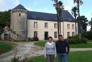 Carole et Alain Gouazou dans le par de l'auberge manoir