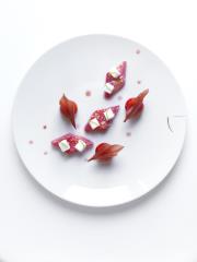 Rhubarbe en croûte de sucre, billes moelleuses à la verveine.