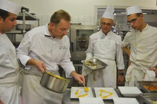 Philippe Deschamps en cuisine avec les jeunes.