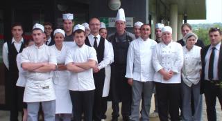 Les jeunes du CFA des Ardennes avec leurs parrains Christophe Quentin et David Godart et le...