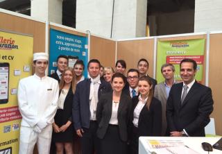 Les étudiants de la section BTS responsable hébergement du lycée de Serris (77), avec Pierre Grand,...