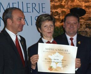 Roselyne Aguesse, félicitée par le président national, Michel Hermet, et le président des...