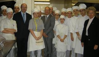 Les jeunes du lycée St Bénigne de Dijon avec Bernard Vaussion (au centre), le directeur Dominique...