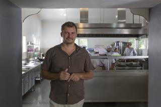 François Stoupan forme des jeunes birmans à la cuisine et en salle, dans l'école qu'il a ouverte à...