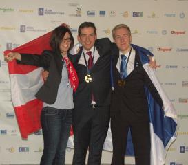 Jonathan Gabay (au centre), tout à sa joie de médaillé d'or pour le service en salle, entouré de la...