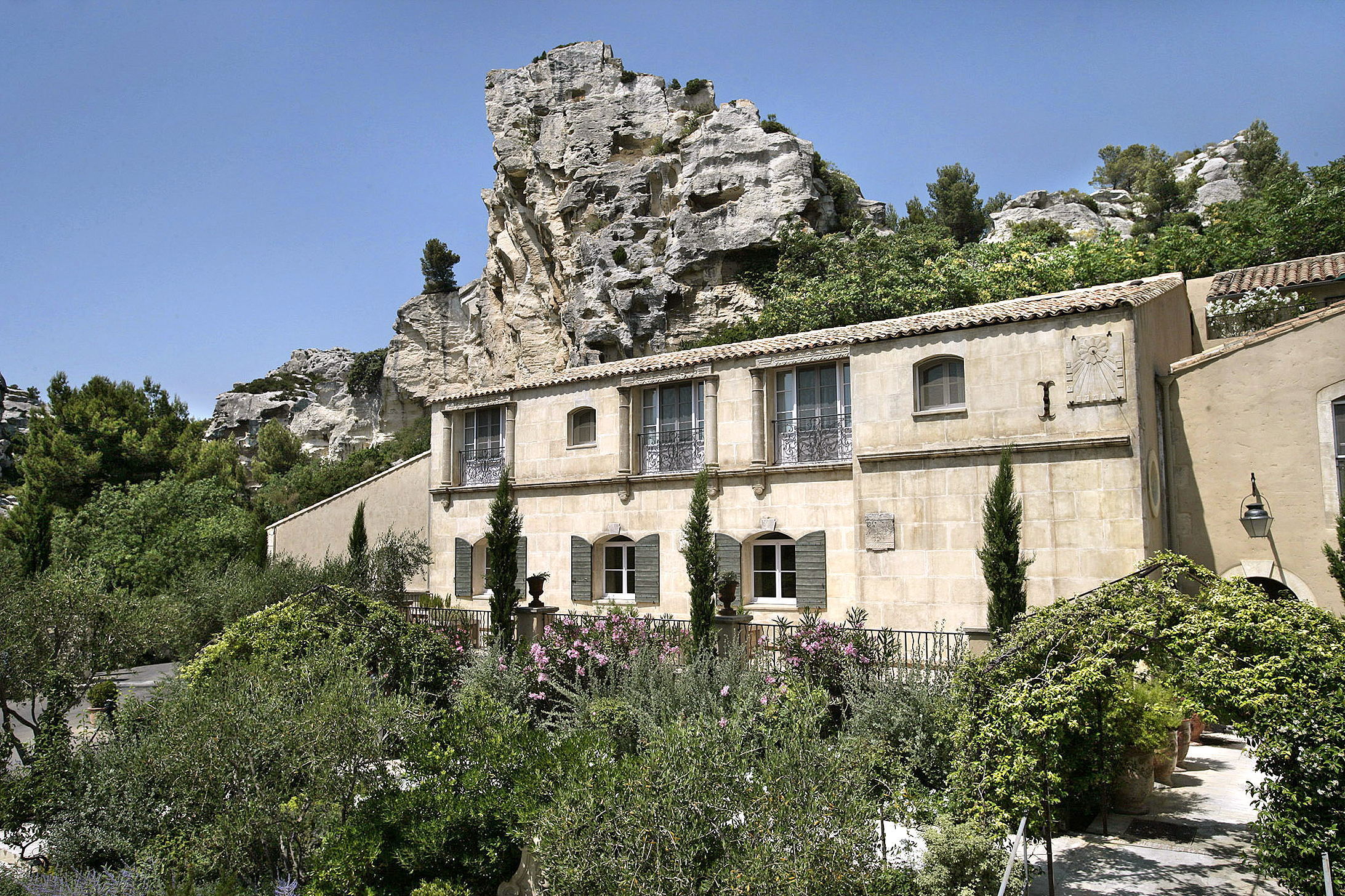 Le paysage minéral unique encadrant Baumanière, au pied des Baux-de-Provence.