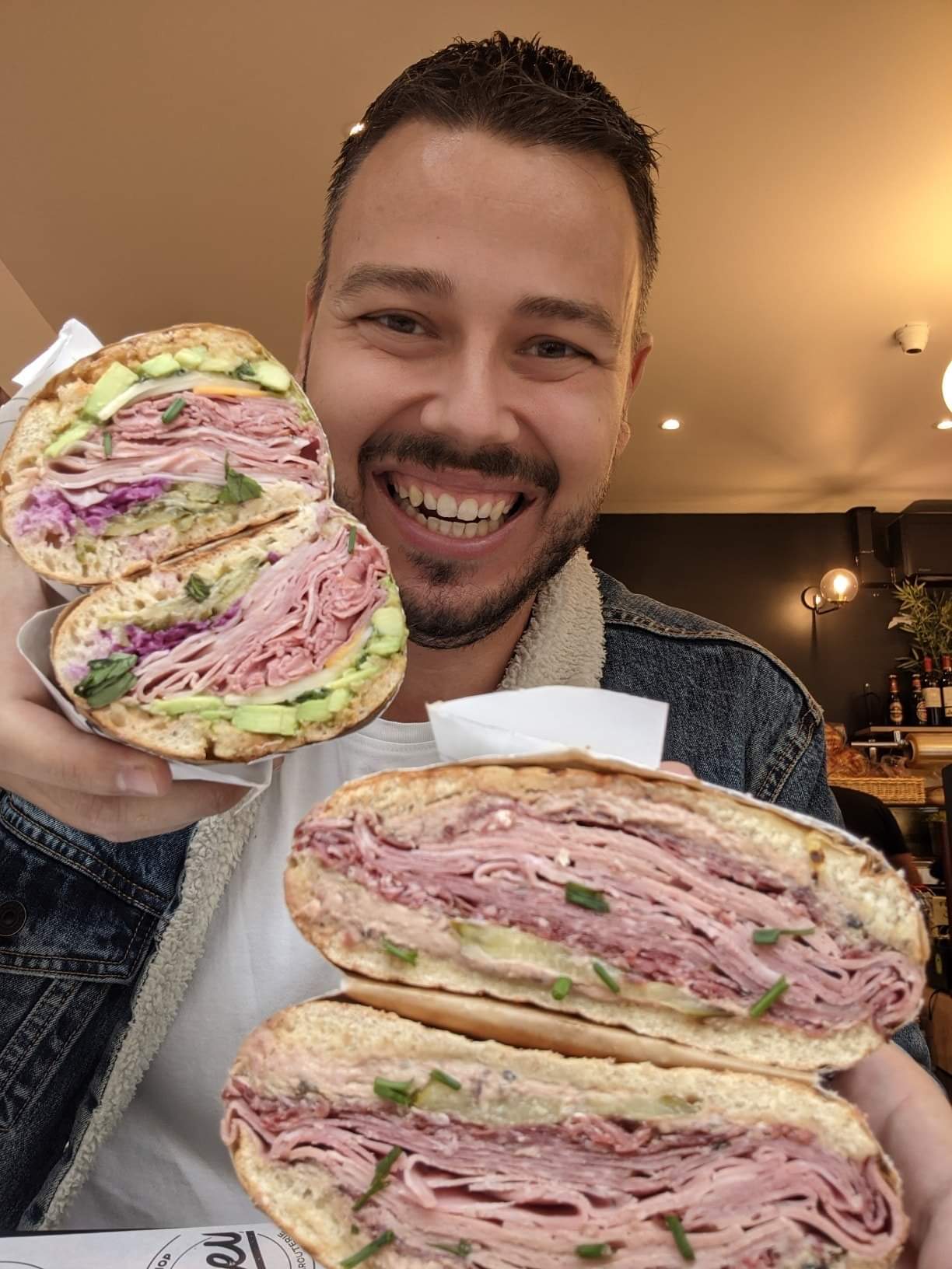 Aussi souriant qu'influent, le blogueur et animateur radio, Florian OnAir constate un engouement de ses centaines de milliers d'abonnés pour les plats gras