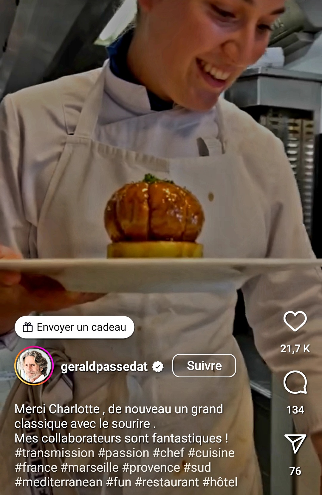 Charlotte, stagiaire au Petit Nice, présente à son chef, Gérald Passedat, sa réalisation pour le repas des cadres : une belle paupiette de veau avec ses carottes rôties et son jus corsé.