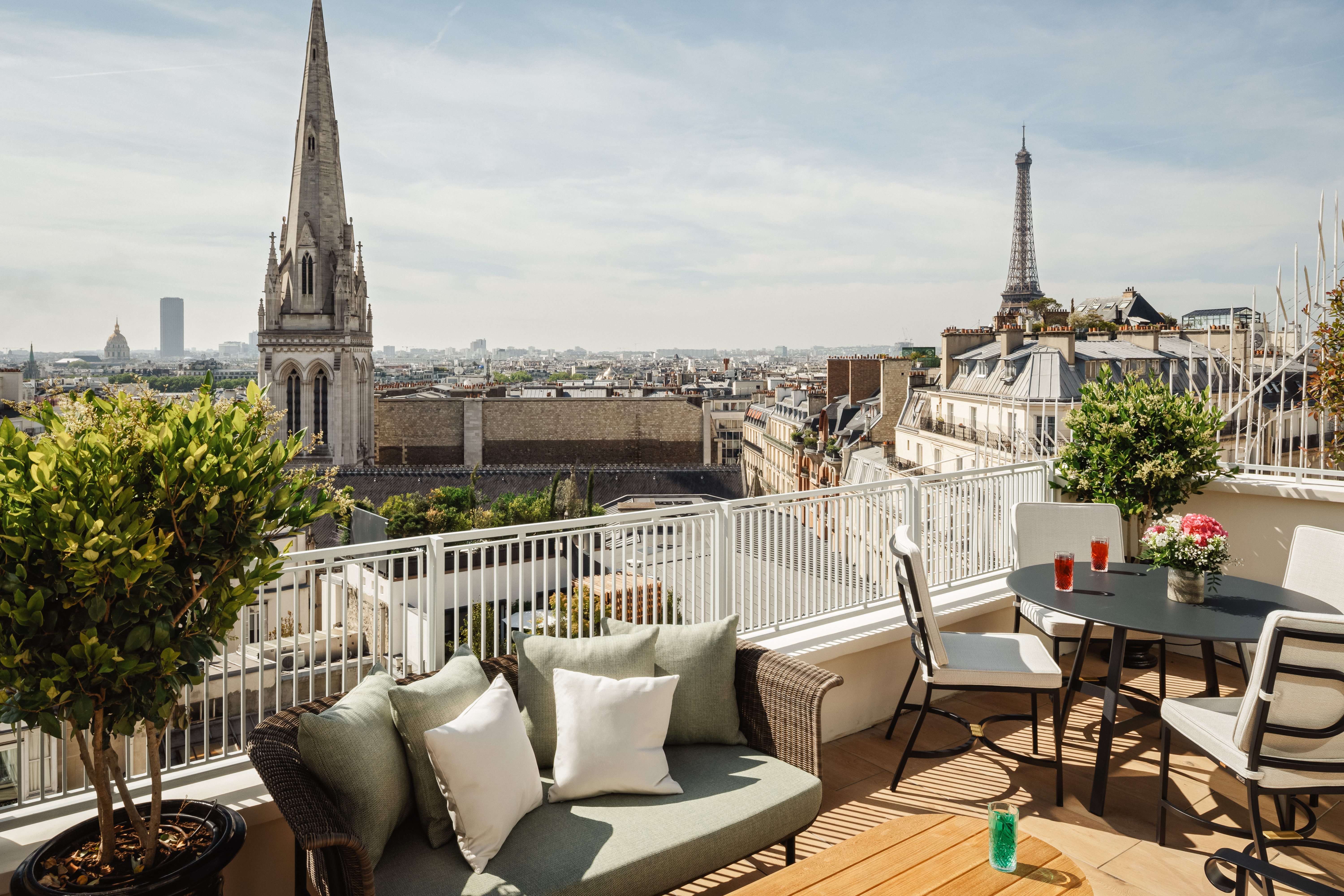 La suite panoramique de l'Hôtel de Sers, à Paris (VIIIe), offre une vue depuis le Sacré-Coeur jusqu'à la tour Eiffel.