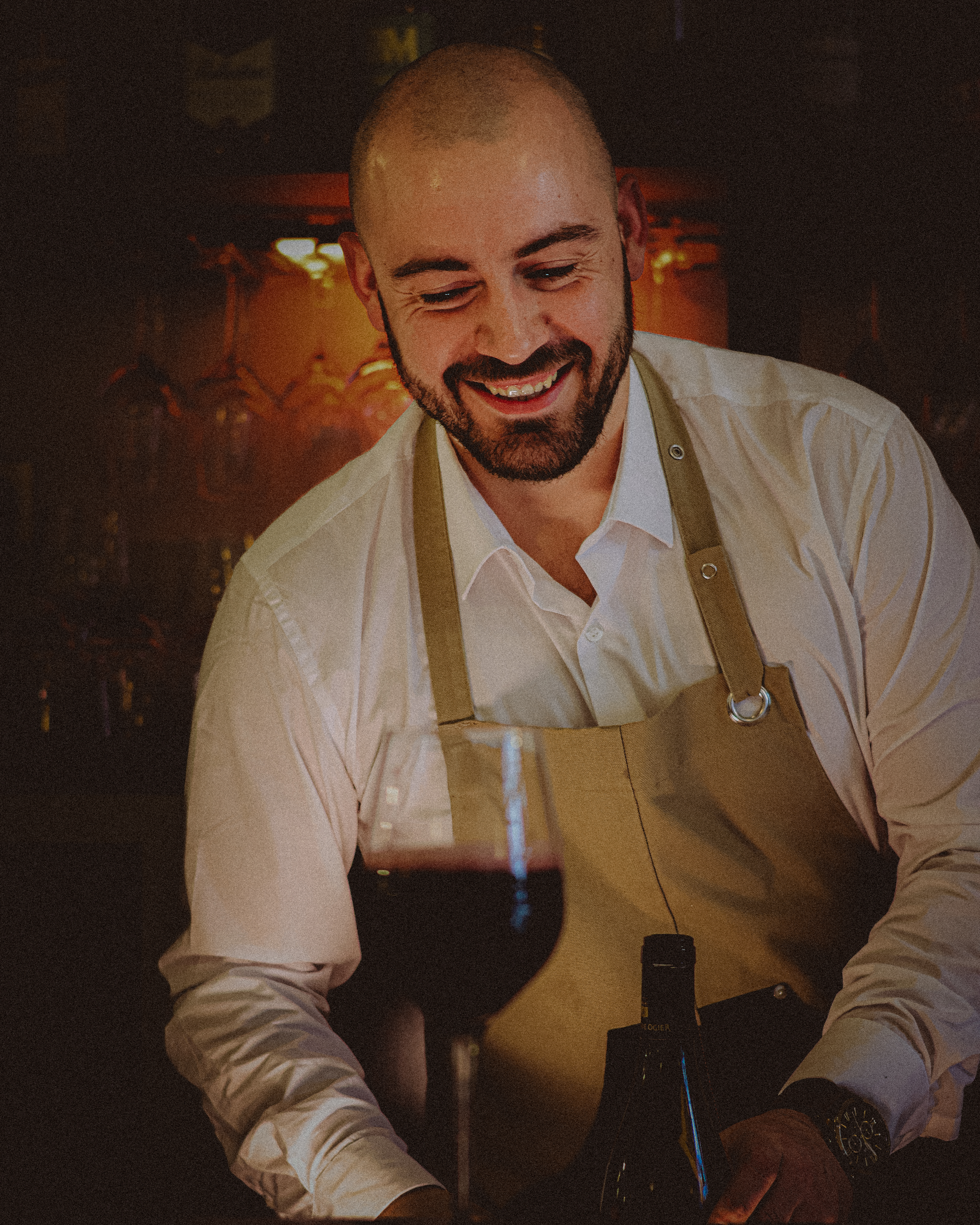 Pour Guillaume Perez (restaurant ADN à Bastia), le tablier permet de « donner une touche pro » à sa tenue en salle.