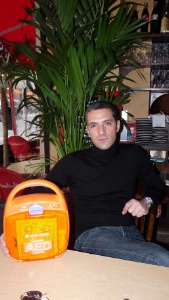 Sarkys Markarian nous présente le défibrillateur qui est à la disposition de toutes les personnes du quartier. Sarkys Markarian nous présente le défibrillateur qui est à la disposition de toutes les personnes du quartier.