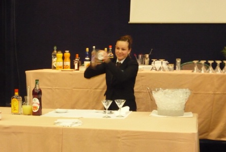Un des 25 candidats, en pleine épreuve pratique du cocktail classique : après tirage au sort, Marie-Laure Dupuy est tombée sur le 'Pink Lady' (4 cl de gin, 2 cl de jus de citron et 1 cl de sirop de grenadine).