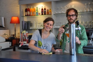 Marion et Pierrick Le Drian ont créé Un brin folk, à Angers. Ce bar à vins et à tartines affiche produits frais, crus pointus et petits prix.