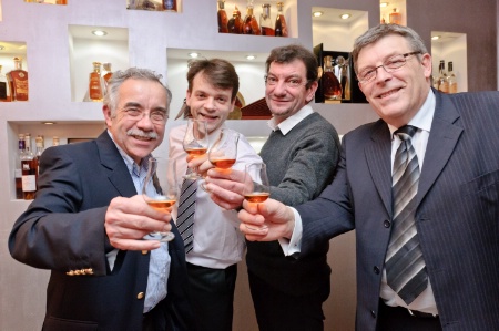 Au premier plan : Paul Giraud, producteur de cognac (gauche) et Serge Ferron, patron de l'Essille, en compagnie de deux sommeliers. Au premier plan : Paul Giraud, producteur de cognac (gauche) et Serge Ferron, patron de l'Essille, en compagnie de deux sommeliers.