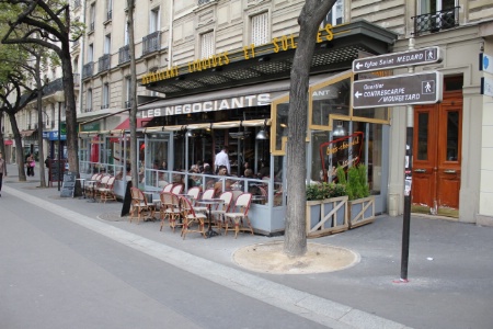 Le café Les Négociants (Paris, 13e), une majorité de places assises en terrasse.