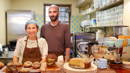 Moko Hirayama et Omar Koreitem dans leur 'café et bakery' Mokonuts, Paris XIe Moko Hirayama et Omar Koreitem dans leur 'café et bakery' Mokonuts, Paris XIe