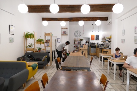 Le café Contretemps Toulouse, à mi-chemin entre bureau et café. Le café Contretemps Toulouse, à mi-chemin entre bureau et café.
