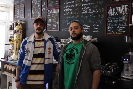 Benoît Guinand et Bastien Servadei, au Venus Barista, auprès de leur célèbre machine à café ailée. Benoît Guinand et Bastien Servadei, au Venus Barista, auprès de leur célèbre machine à café ailée.