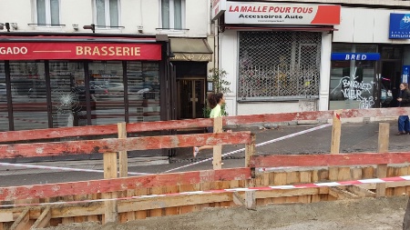 L'hôtel Marmotel, encastré entre un bar-tabac pillé et une banque ciblée par les casseurs.