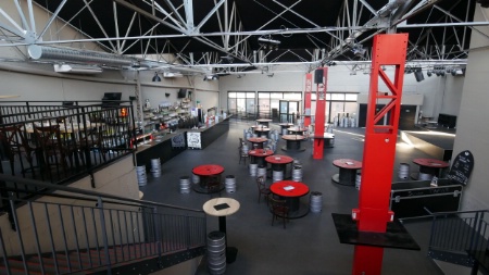 Le bar et la partie restaurant en mezzanine. Le plus dur en hiver, c'est de chauffer cet énorme volume. Le bar et la partie restaurant en mezzanine. Le plus dur en hiver, c'est de chauffer cet énorme volume.