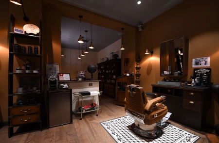 Le barbier-coiffeur.