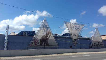 La discothèque est située sur un axe très fréquenté, entre Mâcon, Bourg-en-Bresse et Chalon-sur-Saône. La discothèque est située sur un axe très fréquenté, entre Mâcon, Bourg-en-Bresse et Chalon-sur-Saône.