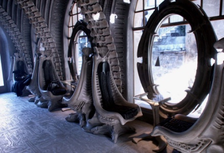 Un mobilier unique au Giger bar.