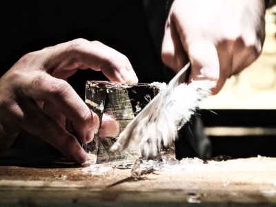 Les barmans utilisent différents outils pour tailler la glace Les barmans utilisent différents outils pour tailler la glace