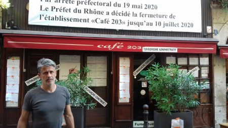 Pour protester l'arrêté, Christophe Cédat a affiché l'avis sur une grande banderole sur la devanture de son café. Pour protester l'arrêté, Christophe Cédat a affiché l'avis sur une grande banderole sur la devanture de son café.