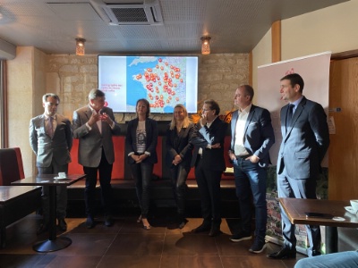 Jean-Marc Borello, entouré des partenaires de l'opération 1000 cafés. De g. à d. : Cyril Linette, DG de PMU, Jean-Marc Borello, Fanny Demulier, responsable communication et RSE chez Veolia, Emmanuelle de Kerleau, vice-président affaires publiques, communication et RSE de CCEP (Coca Cola European Partners), Rémy Sharps, PDG de Kronenbourg, Antoine Jouteau, CEO de Leboncoin et Alexandre Ricard, PDG du groupe Pernod Ricard. Jean-Marc Borello, entouré des partenaires de l'opération 1000 cafés. De g. à d. : Cyril Linette, DG de PMU, Jean-Marc Borello, Fanny Demulier, responsable communication et RSE chez Veolia, Emmanuelle de Kerleau, vice-président affaires publiques, communication et RSE de CCEP (Coca Cola European Partners), Rémy Sharps, PDG de Kronenbourg, Antoine Jouteau, CEO de Leboncoin et Alexandre Ricard, PDG du groupe Pernod Ricard.