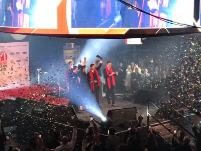 À l'annonce de sa victoire, l'équipe du Connaught Bar lors de la cérémonie des World's 50 Best Bars 2021 À l'annonce de sa victoire, l'équipe du Connaught Bar lors de la cérémonie des World's 50 Best Bars 2021