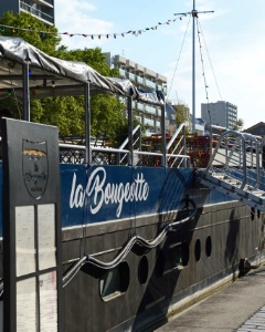 La péniche La Bougeotte est amarrée sur bassin de La Villette, à Paris (XIXe). La péniche La Bougeotte est amarrée sur bassin de La Villette, à Paris (XIXe).