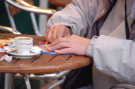 Désormais, aux terrasses des cafés, les jeux de grattage ont la côte. Désormais, aux terrasses des cafés, les jeux de grattage ont la côte.