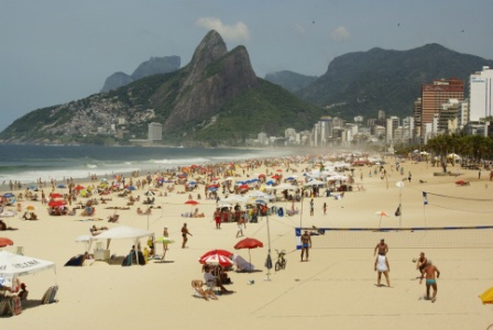 25 % des touristes étrangers visitant Rio appartiennent au segment gay et lesbien. 25 % des touristes étrangers visitant Rio appartiennent au segment gay et lesbien.