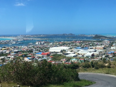 Une vue récente vers Terres-Basses et le Pont de Simpson Bay, à Saint-Martin.