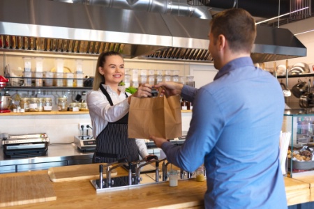 La vente au comptoir (56,5 %) continue de prendre des parts de marché au service à table (43,5 %) La vente au comptoir (56,5 %) continue de prendre des parts de marché au service à table (43,5 %)