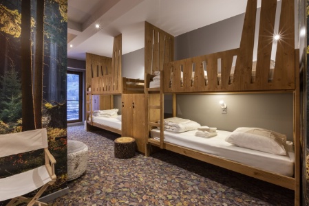 Le Base Camp Lodge propose des formules dortoir ou chambre capsule à partir de 15 €.